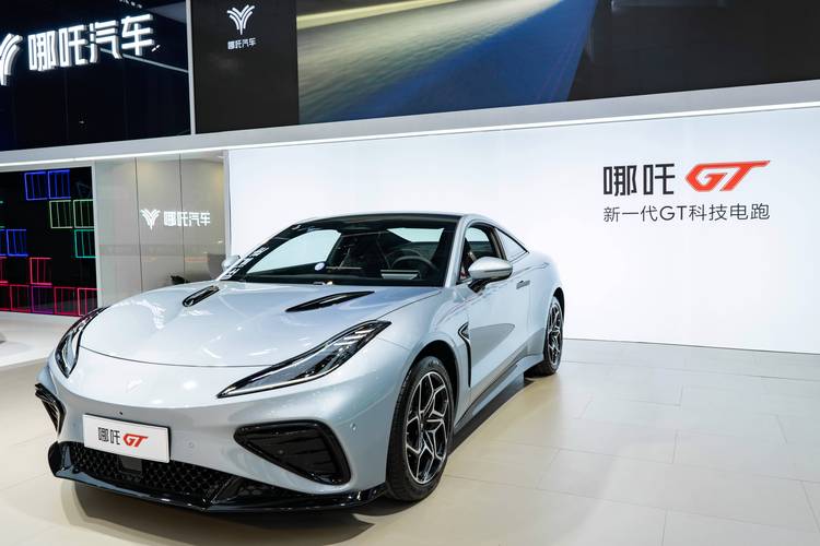 东莞344哪吒汽车在智能汽车领域的表现，领途汽车在新能源汽车市场中的影响力